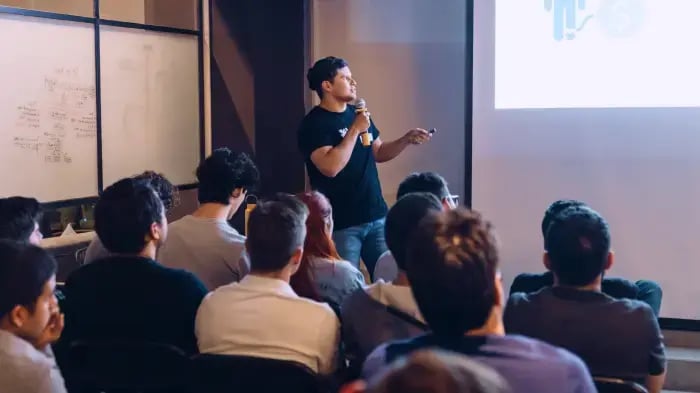 Nico programa y comparte lo que programa con los demás