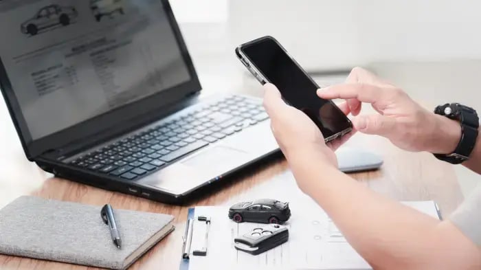 ejecutiva buscando cómo automatizar sus mensajes de pago