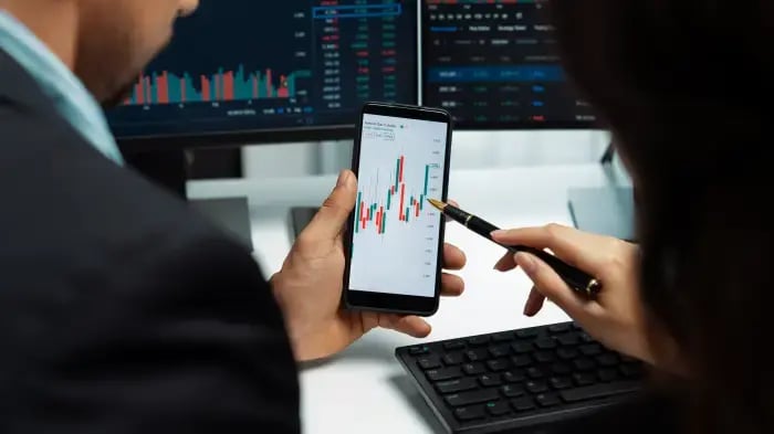 compañeros de finanzas revisando los ingresos por pagos recurrentes
